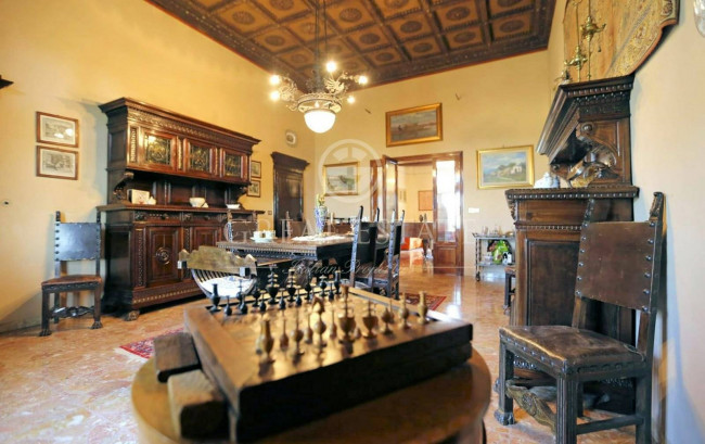 Villa storica con complesso agrituristico di ampia superficie in ottima posizione in vendita a Torrita di Siena