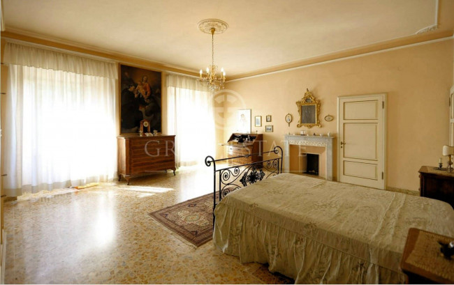 Villa storica con complesso agrituristico di ampia superficie in ottima posizione in vendita a Torrita di Siena
