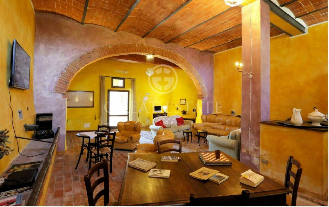 Villa storica con complesso agrituristico di ampia superficie in ottima posizione in vendita a Torrita di Siena