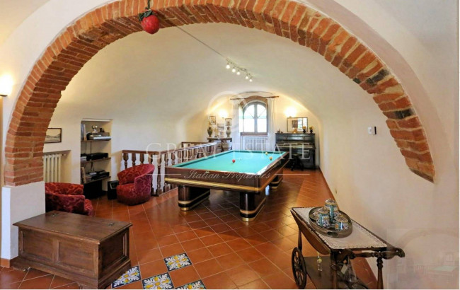 Villa storica con complesso agrituristico di ampia superficie in ottima posizione in vendita a Torrita di Siena