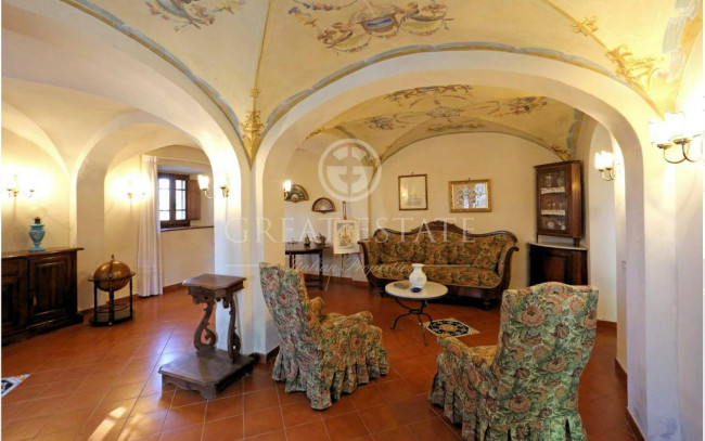 Villa storica con complesso agrituristico di ampia superficie in ottima posizione in vendita a Torrita di Siena