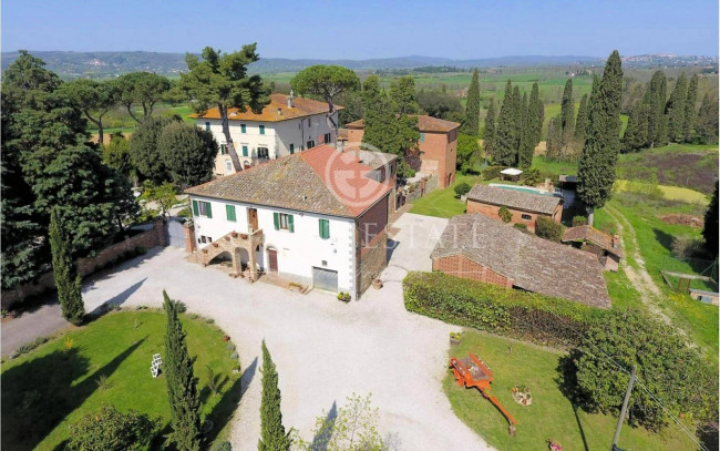 Villa storica con complesso agrituristico di ampia superficie in ottima posizione in vendita a Torrita di Siena