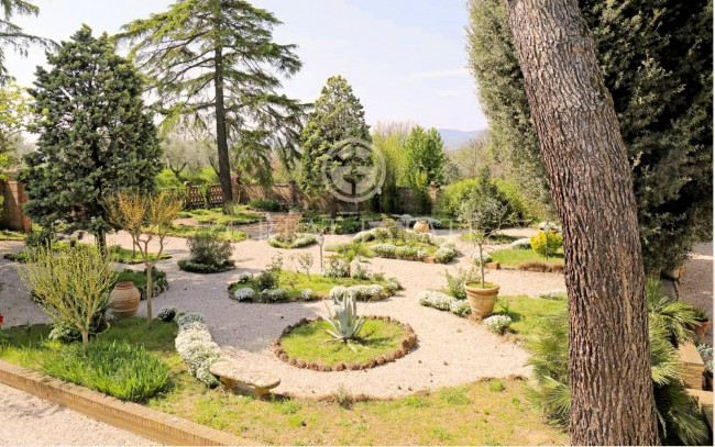 Villa storica con complesso agrituristico di ampia superficie in ottima posizione in vendita a Torrita di Siena