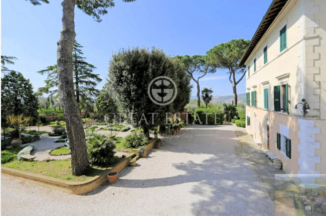 Villa storica con complesso agrituristico di ampia superficie in ottima posizione in vendita a Torrita di Siena