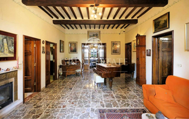 Villa storica con complesso agrituristico di ampia superficie in ottima posizione in vendita a Torrita di Siena