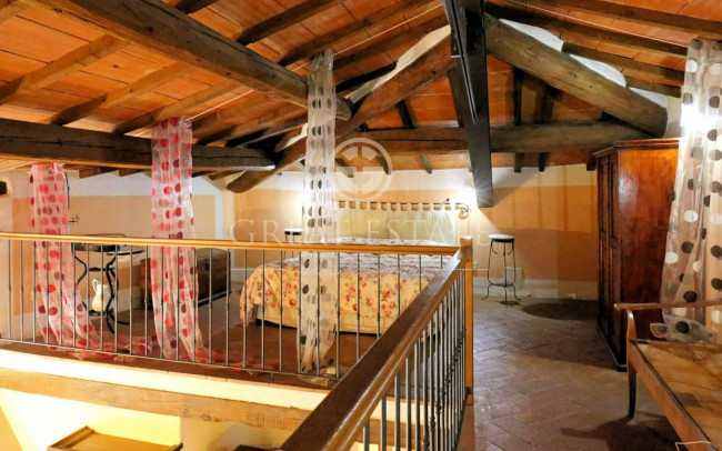Villa storica con complesso agrituristico di ampia superficie in ottima posizione in vendita a Torrita di Siena