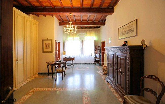 Villa storica con complesso agrituristico di ampia superficie in ottima posizione in vendita a Torrita di Siena