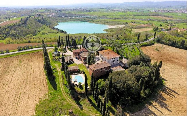Villa storica con complesso agrituristico di ampia superficie in ottima posizione in vendita a Torrita di Siena