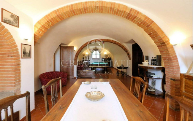 Villa storica con complesso agrituristico di ampia superficie in ottima posizione in vendita a Torrita di Siena