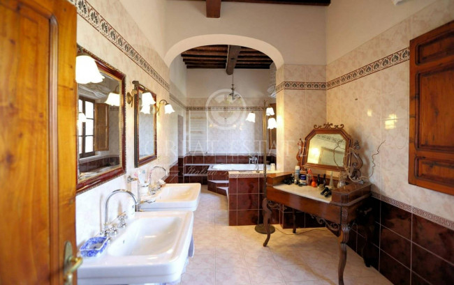 Villa storica con complesso agrituristico di ampia superficie in ottima posizione in vendita a Torrita di Siena