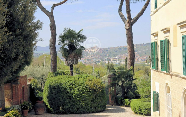 Villa storica con complesso agrituristico di ampia superficie in ottima posizione in vendita a Torrita di Siena