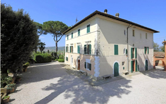 Villa storica con complesso agrituristico di ampia superficie in ottima posizione in vendita a Torrita di Siena