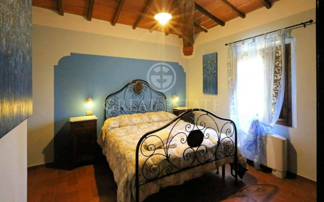 Villa storica con complesso agrituristico di ampia superficie in ottima posizione in vendita a Torrita di Siena