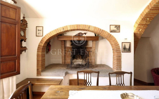 Villa storica con complesso agrituristico di ampia superficie in ottima posizione in vendita a Torrita di Siena