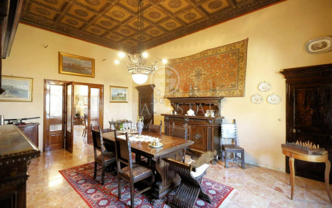 Villa storica con complesso agrituristico di ampia superficie in ottima posizione in vendita a Torrita di Siena