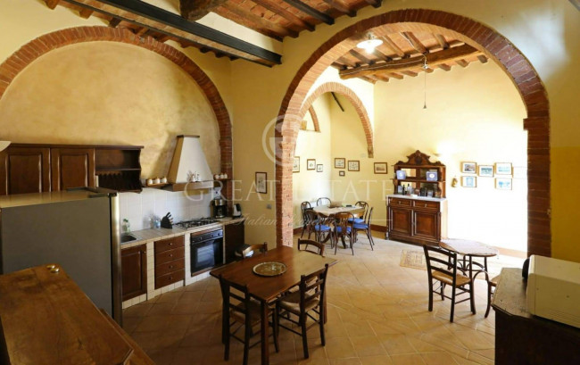 Villa storica con complesso agrituristico di ampia superficie in ottima posizione in vendita a Torrita di Siena