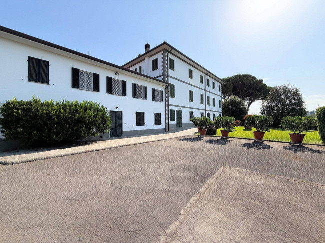 Villa storica di ampia superficie con parco e dependance in vendita a Capannori