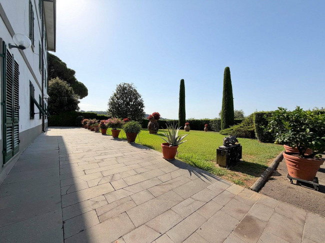 Villa storica di ampia superficie con parco e dependance in vendita a Capannori