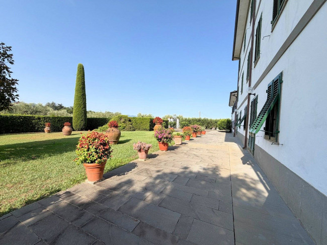 Villa storica di ampia superficie con parco e dependance in vendita a Capannori