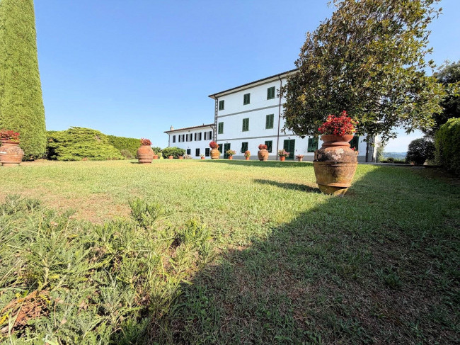Villa storica di ampia superficie con parco e dependance in vendita a Capannori