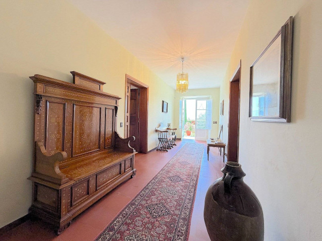 Villa storica di ampia superficie con parco e dependance in vendita a Capannori