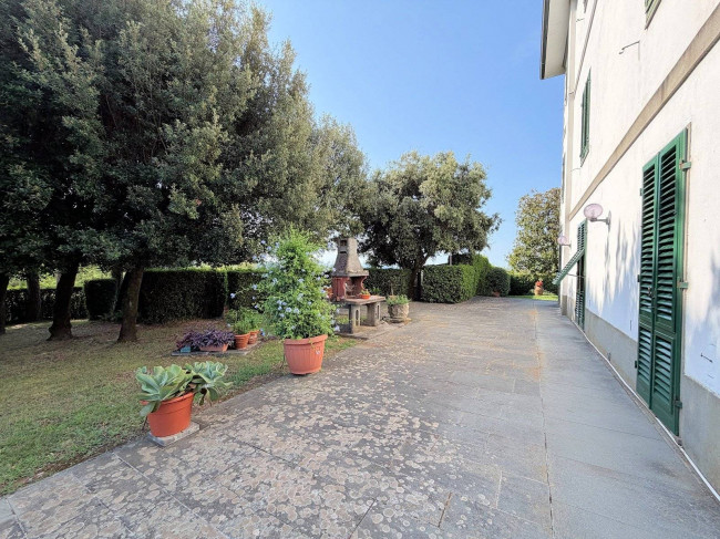 Villa storica di ampia superficie con parco e dependance in vendita a Capannori