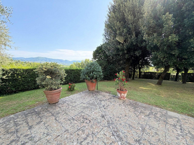 Villa storica di ampia superficie con parco e dependance in vendita a Capannori