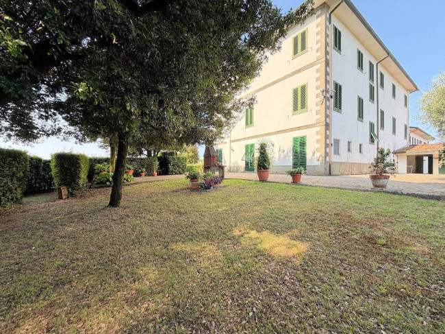 Villa storica di ampia superficie con parco e dependance in vendita a Capannori