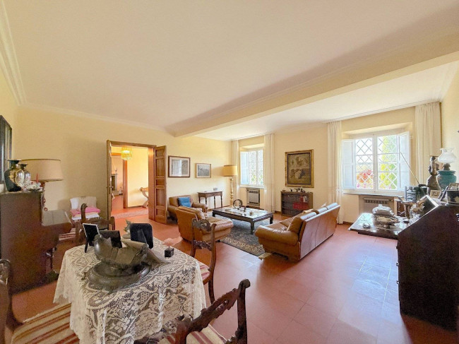 Villa storica di ampia superficie con parco e dependance in vendita a Capannori
