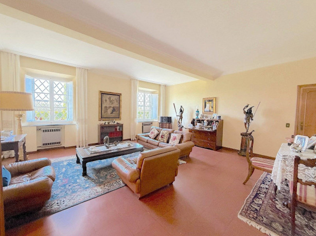 Villa storica di ampia superficie con parco e dependance in vendita a Capannori