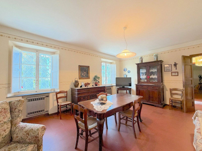 Villa storica di ampia superficie con parco e dependance in vendita a Capannori