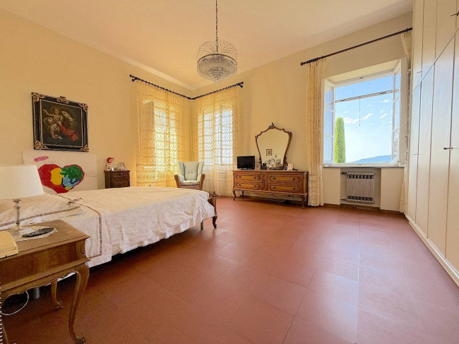 Villa storica di ampia superficie con parco e dependance in vendita a Capannori