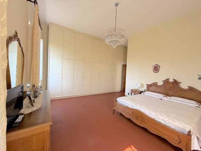 Villa storica di ampia superficie con parco e dependance in vendita a Capannori