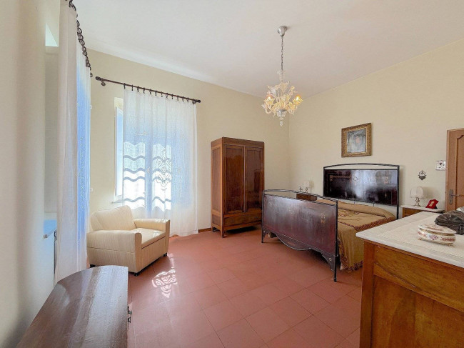 Villa storica di ampia superficie con parco e dependance in vendita a Capannori