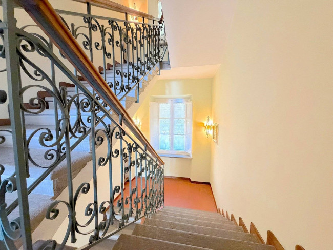 Villa storica di ampia superficie con parco e dependance in vendita a Capannori