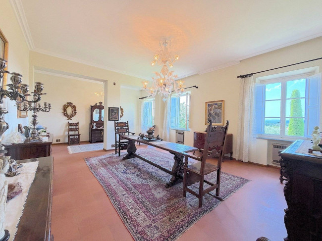 Villa storica di ampia superficie con parco e dependance in vendita a Capannori