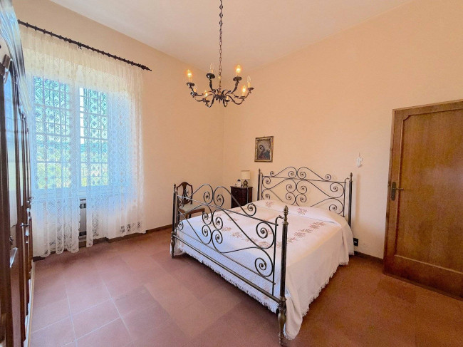 Villa storica di ampia superficie con parco e dependance in vendita a Capannori