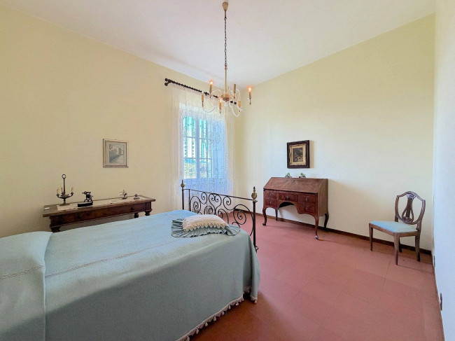 Villa storica di ampia superficie con parco e dependance in vendita a Capannori