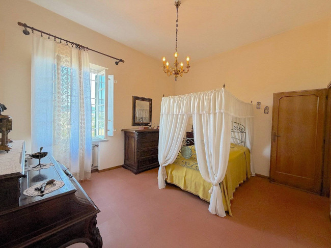Villa storica di ampia superficie con parco e dependance in vendita a Capannori