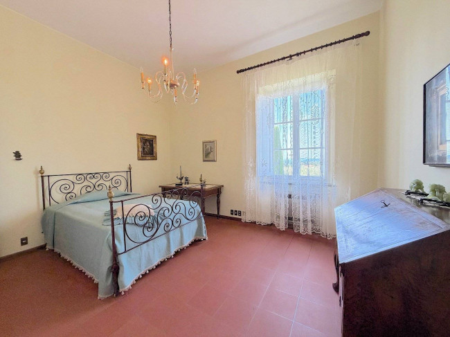 Villa storica di ampia superficie con parco e dependance in vendita a Capannori