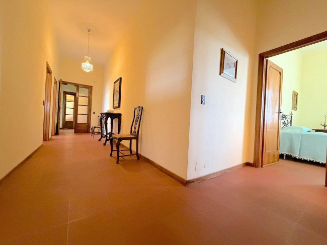 Villa storica di ampia superficie con parco e dependance in vendita a Capannori