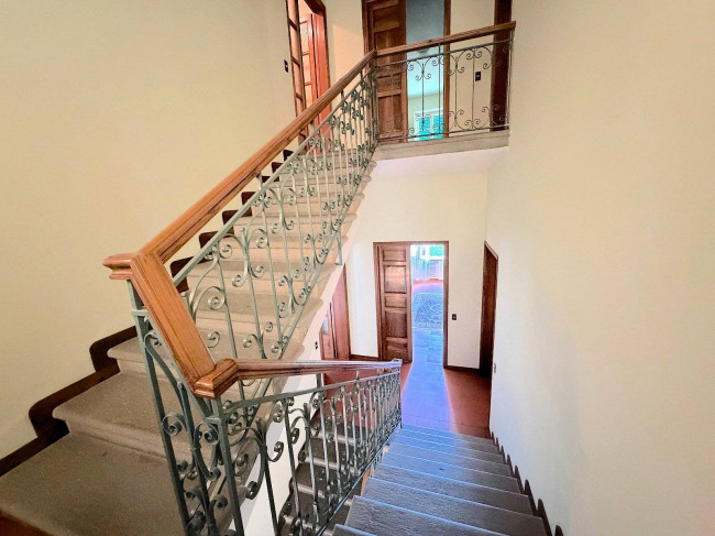 Villa storica di ampia superficie con parco e dependance in vendita a Capannori