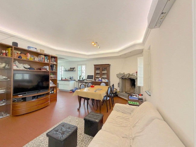 Villa storica di ampia superficie con parco e dependance in vendita a Capannori