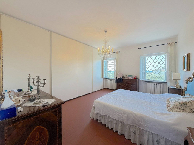 Villa storica di ampia superficie con parco e dependance in vendita a Capannori