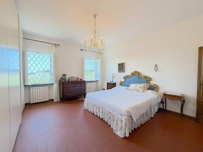 Villa storica di ampia superficie con parco e dependance in vendita a Capannori