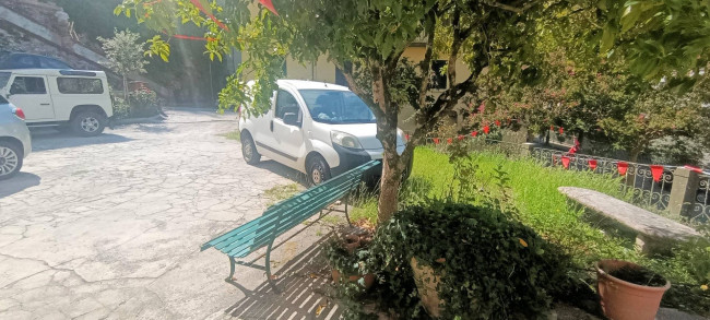 Terratetto libero su tre lati di ampia superficie con giardino privato in vendita a Bagni di Lucca