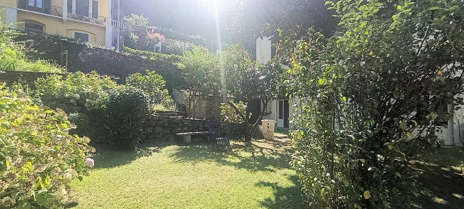 Terratetto libero su tre lati di ampia superficie con giardino privato in vendita a Bagni di Lucca