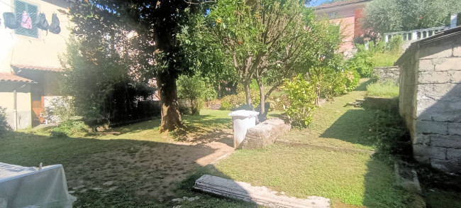 Terratetto libero su tre lati di ampia superficie con giardino privato in vendita a Bagni di Lucca