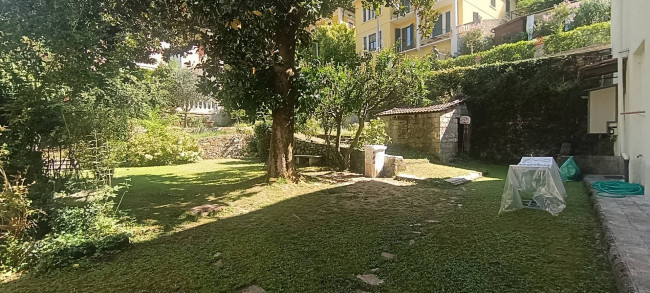 Terratetto libero su tre lati di ampia superficie con giardino privato in vendita a Bagni di Lucca