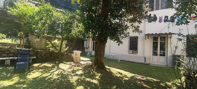 Terratetto libero su tre lati di ampia superficie con giardino privato in vendita a Bagni di Lucca
